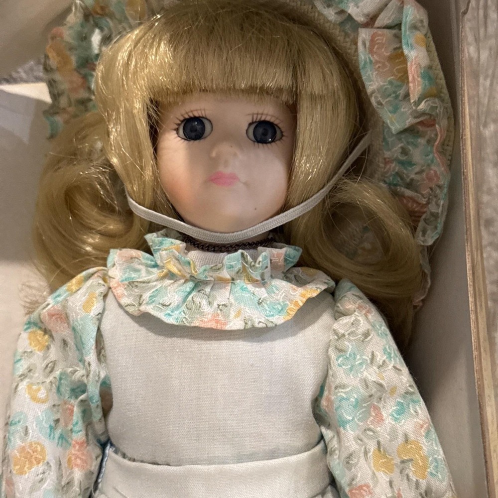 VTG Brinns 1988 collectible‎ PORCELAIN Dolla Of The Month October (in Sep Box)